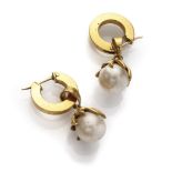 EARRINGS in yellow gold 18 kts., band with pending pearl contained in stylized leaves. Length cm.3,