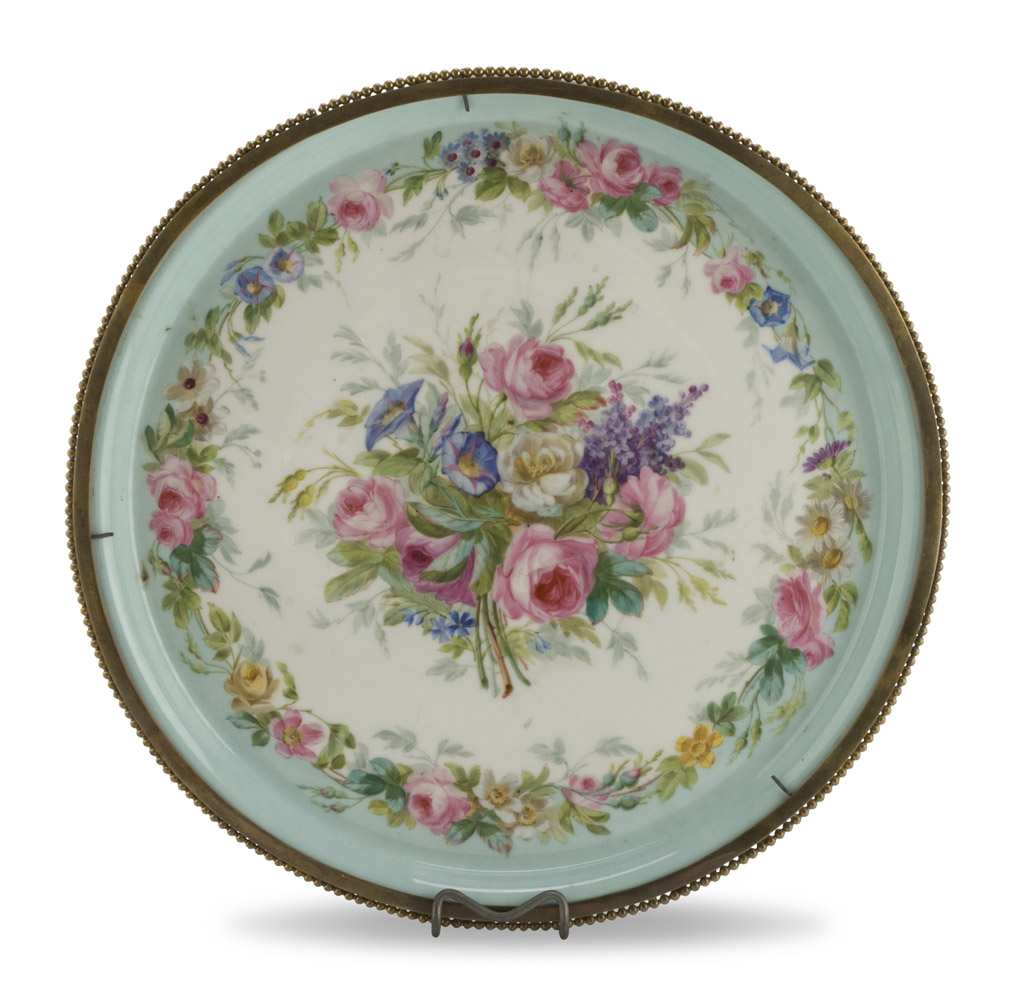 TRAY IN PORCELAIN, LATE 19TH CENTURY decorated with flowers in polychromy. Border in brass with