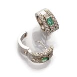 SPLENDID PAIR OF EARRINGS in white gold, round band with central emeralds surrounded by diamonds.