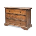 TALLBOY IN WALNUT, CENTRAL ITALY 18TH CENTURY three drawers on the front with molded borders. Turned