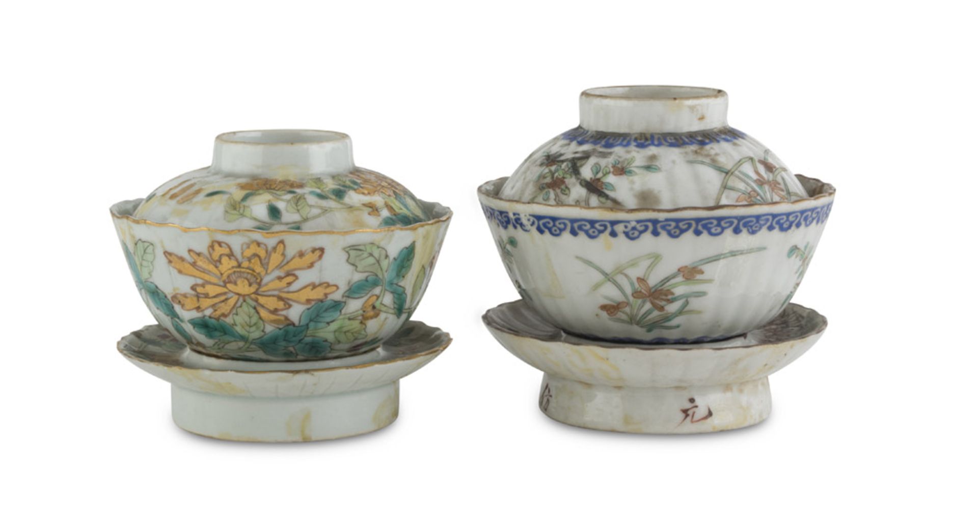 TWO PORCELAIN BOWLS WITH LIDS AND SAUCERS IN POLYCHROME ENAMEL AND GOLD, CHINA EARLY 20TH CENTURY