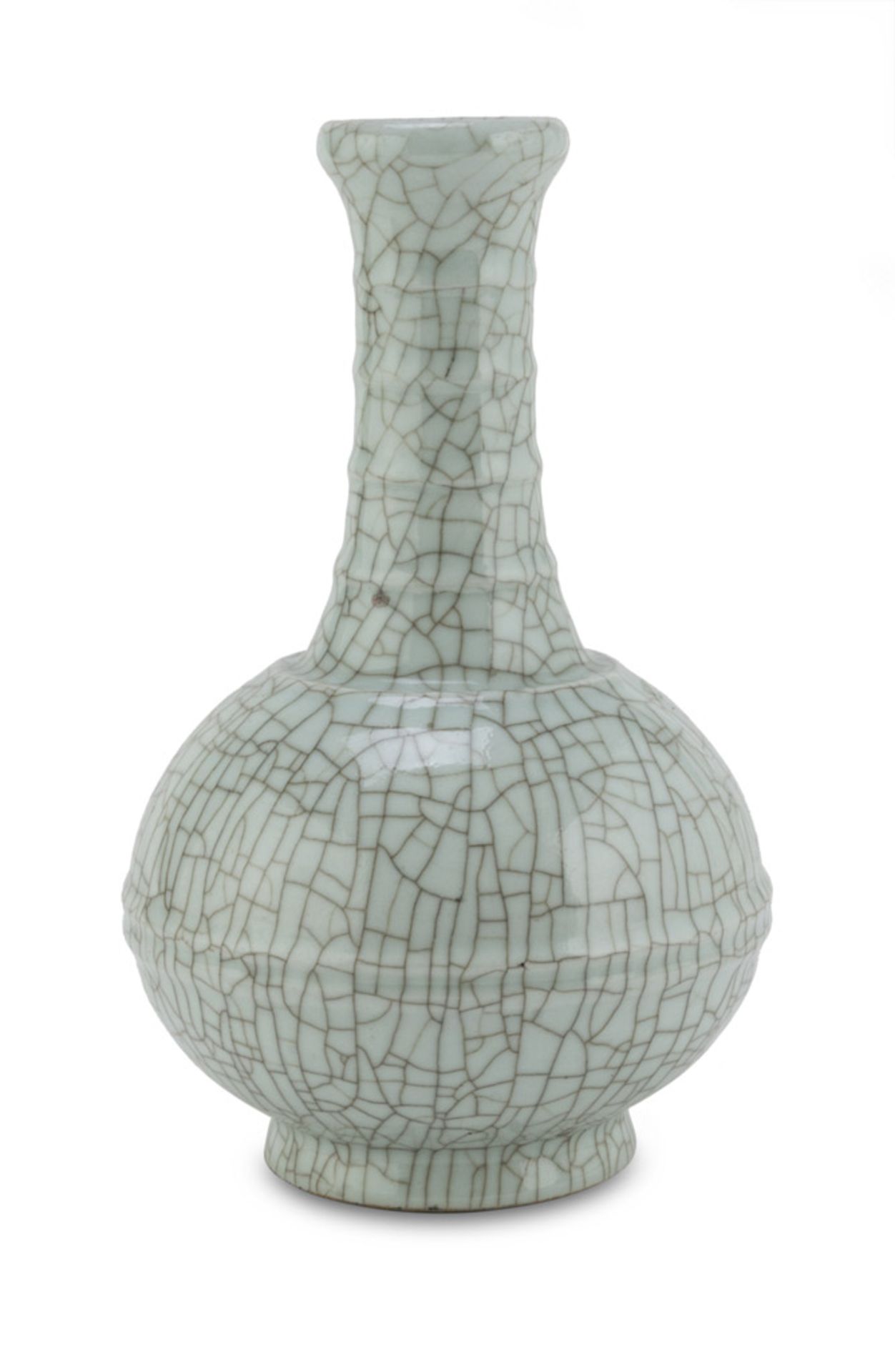 PORCELAIN VASE, LATE CHINA 19TH, EARLY 20TH CENTURY decorated with cracklé glaze on celadon