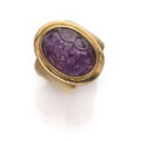 RING with mount in yellow gold 18 kts., and central amethyst engraved with abstract motif. Total