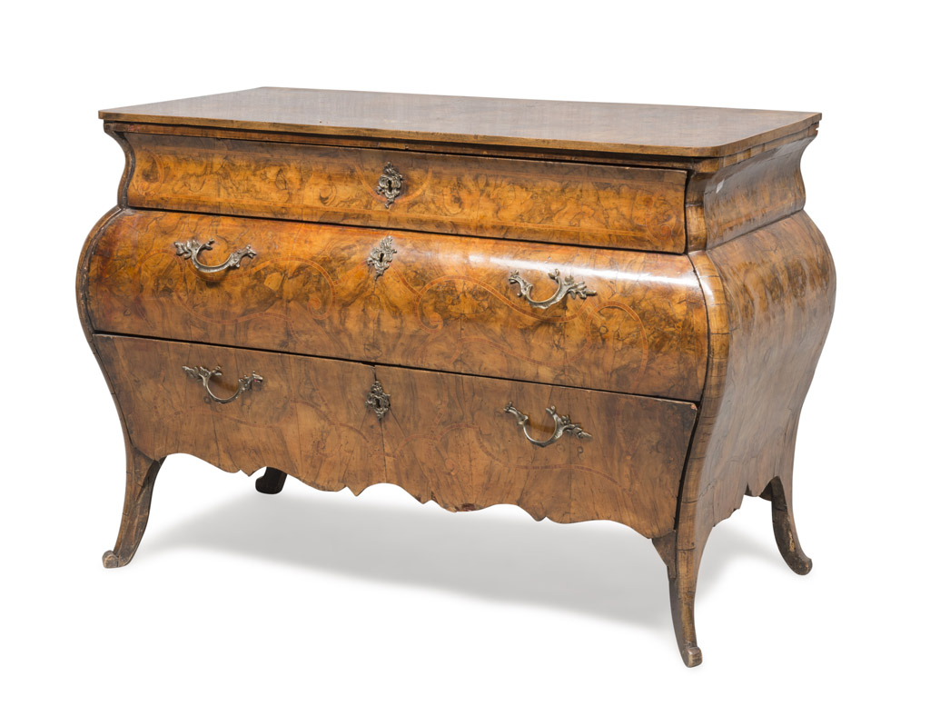 BEAUTIFUL COMMODE IN BRIAR WALNUT, LOMBARDY SECOLO with reserves in rosewood filleted in maple