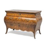 BEAUTIFUL COMMODE IN BRIAR WALNUT, LOMBARDY SECOLO with reserves in rosewood filleted in maple