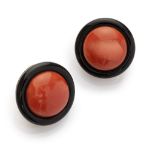A PAIR OF EARRINGS with mount in yellow gold 18 kts., with onyx of round shape and central coral.