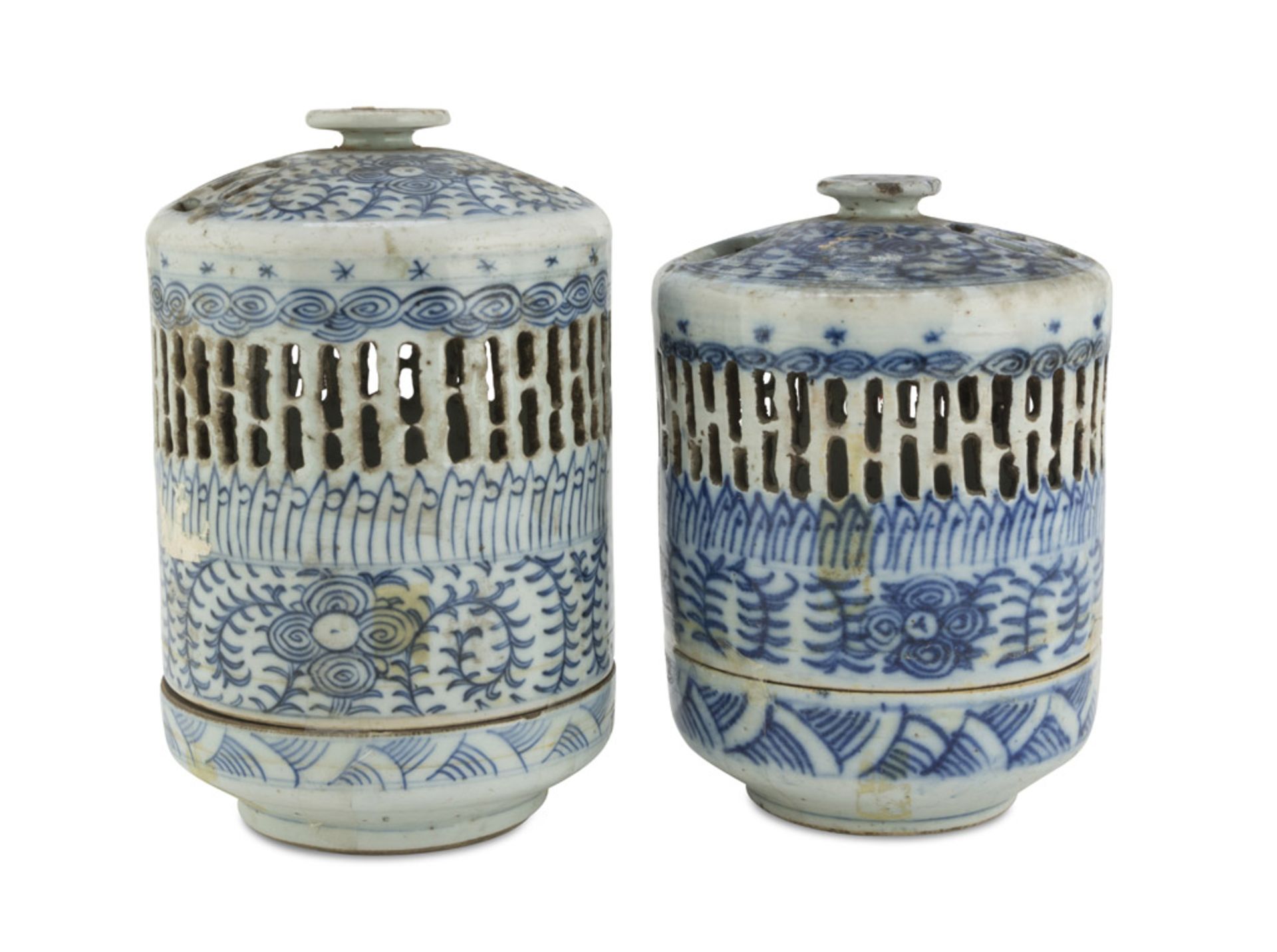 A PAIR OF CENSERS IN WHITE AND BLUE PORCELAIN, CHINA LATE 19TH, EARLY 20TH CENTURY decorated with