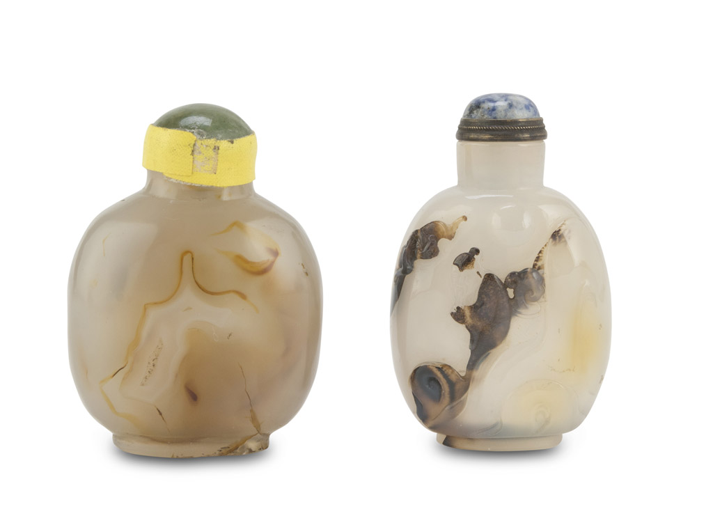 TWO AGATHA SNUFF BOTTLES, CHINA EARLY 20TH CENTURY stoppers in nefrite and sodalite. Measures cm. 7x