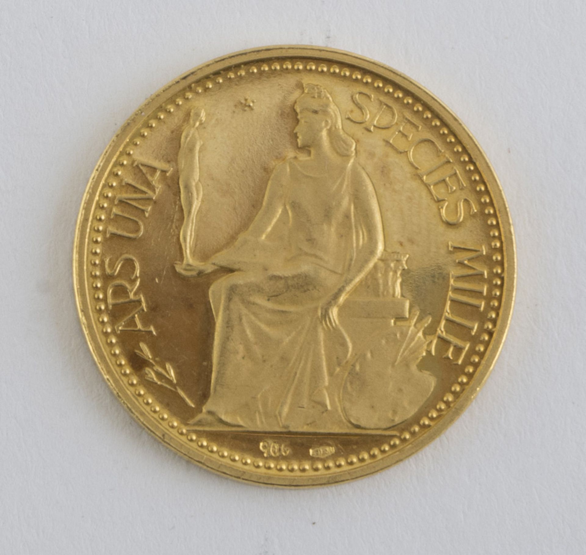 GOLD COIN with bas-relief profile of Michelangelo Buonarroti. Measures mm. 21,20, weight gr. 6,45.