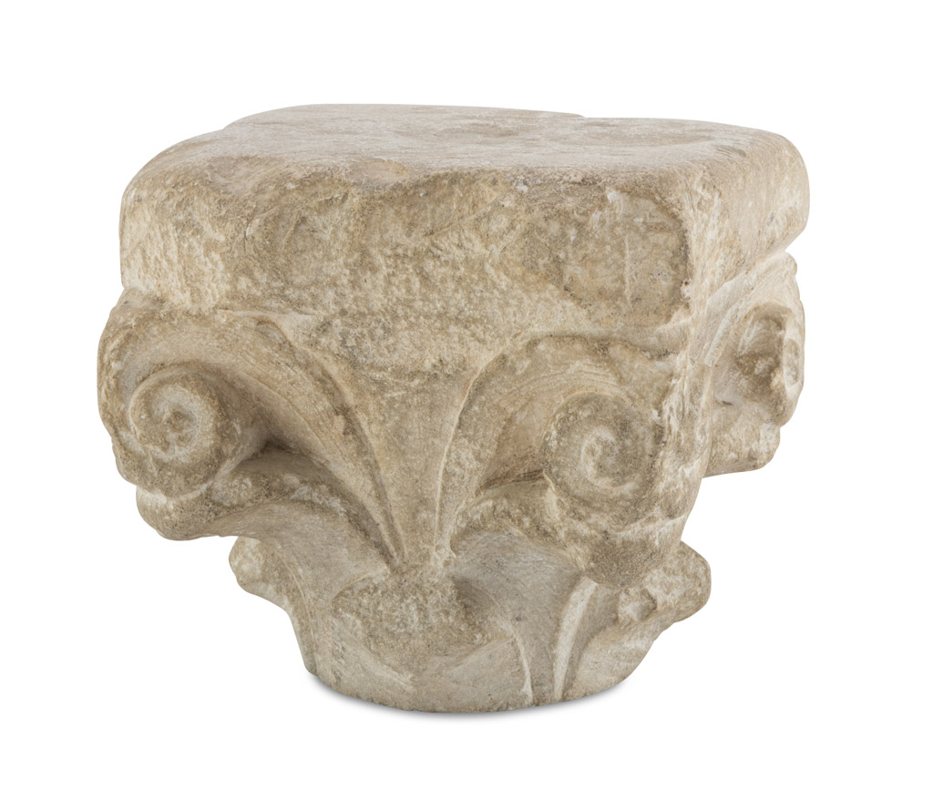 SMALL CAPITAL IN WHITE MARBLE, 16TH CENTURY beautifully sculpted. Measures cm. 17 x 17 x 17. PICCOLO