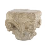 SMALL CAPITAL IN WHITE MARBLE, 16TH CENTURY beautifully sculpted. Measures cm. 17 x 17 x 17. PICCOLO