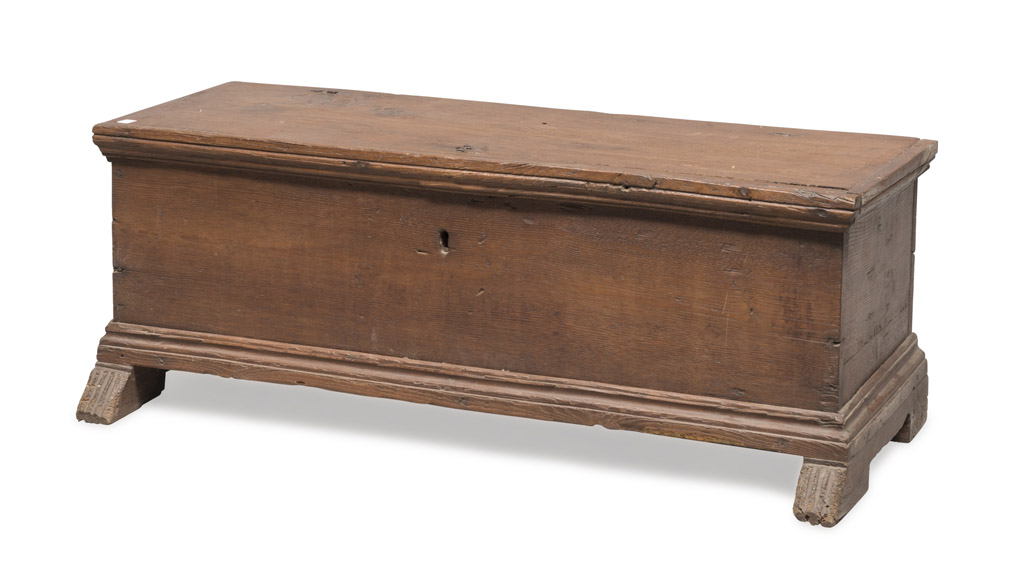 SMALL CHEST BENCH IN WALNUT, NORTHERN ITALY, 18TH CENTURY smooth body, claw feet. Measures cm. 37