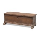 SMALL CHEST BENCH IN WALNUT, NORTHERN ITALY, 18TH CENTURY smooth body, claw feet. Measures cm. 37