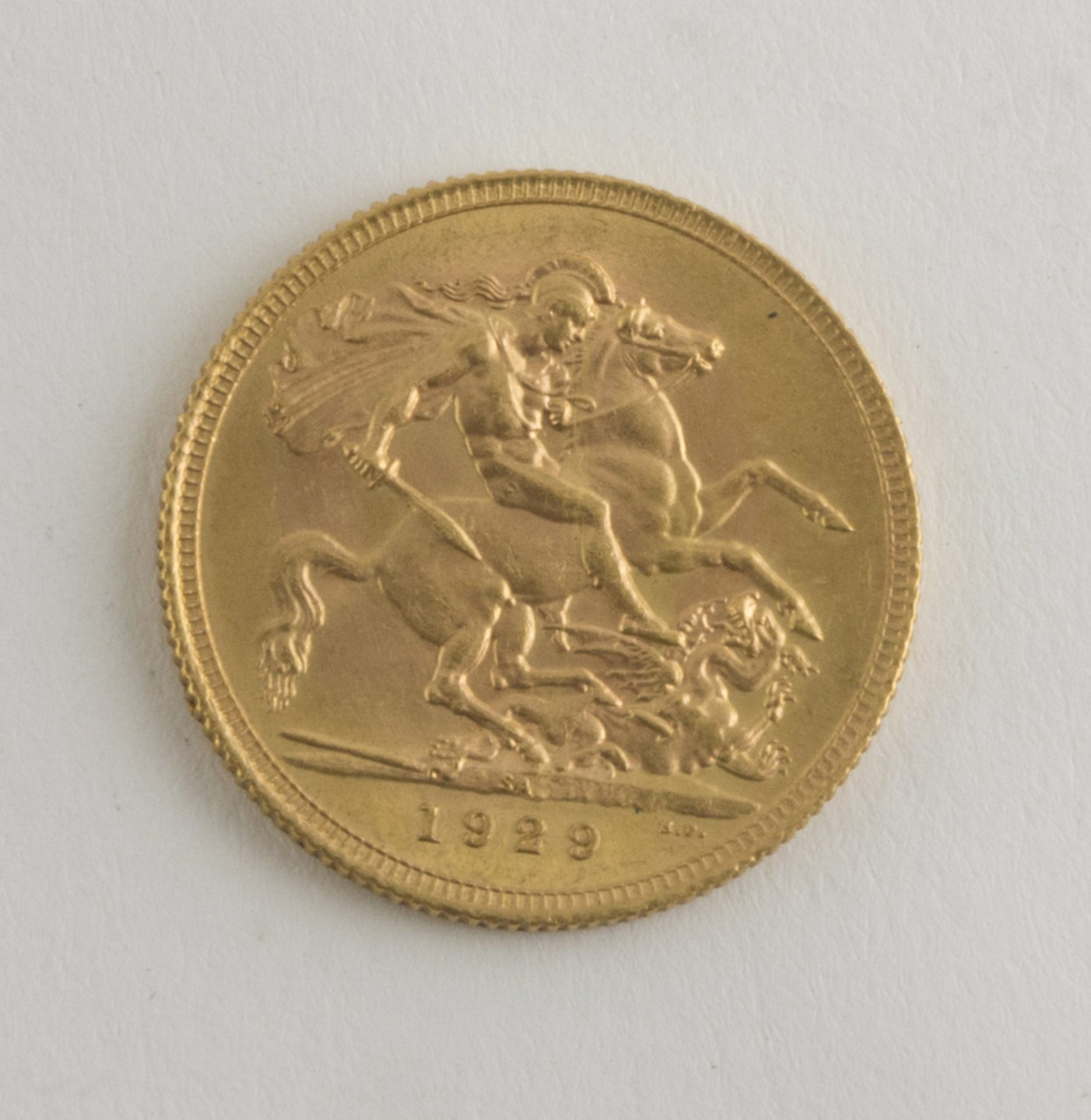 A PAIR OF GOLD POUNDS, UNITED KINGDOM GEORGE V with bas-reliefs of profile and riders. Measures - Bild 2 aus 4