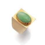 RING with mount of geometric design in yellow gold 18 kts., and central jade. Total weight gr. 10,
