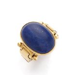 RING in yellow gold 18 kts., with elegant mount and central lapis lazuli. Total weight gr. 16.80