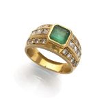 ELEGANT RING band in yellow gold 18 kts., with central emerald and side diamonds. Emerald ct. 1.