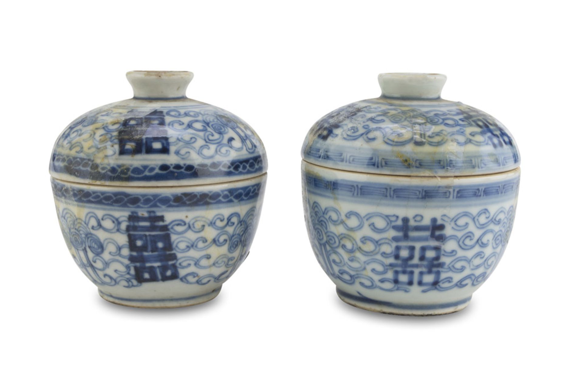 A PAIR OF WHITE AND BLUE PORCELAIN BOWLS, CHINA 19TH CENTURY decorated with floral interlacements