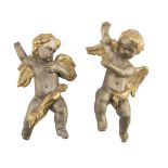PAIR OF CHERUB SCULPTURES, 19TH CENTURY in giltwood. Measures cm. 24 x 14 x 8. A lacking hand.