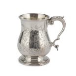 TANKARD IN SILVER, PUNCH LONDON 1861 engraved with motifs of twisted leaves and flowers. Gilded