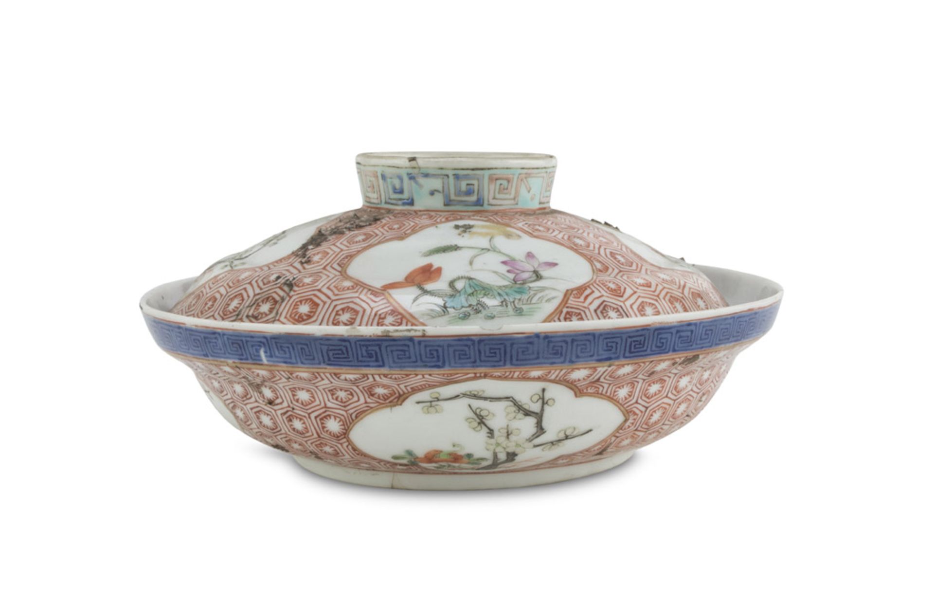 POLYCHROME ENAMELLED PORCELAIN SERVING BOWL WITH LID, CHINA FIRST HALF OF 20TH CENTURY decorated