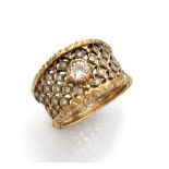 RING in yellow gold 18 kts., of pierced band with central diamond and side diamonds. Central diamond