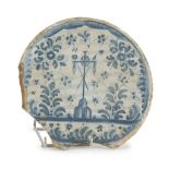 MIGNON CAKESTAND IN MAIOLICA, ROME SECOLO in white and blue enamel, decorated with landscape with