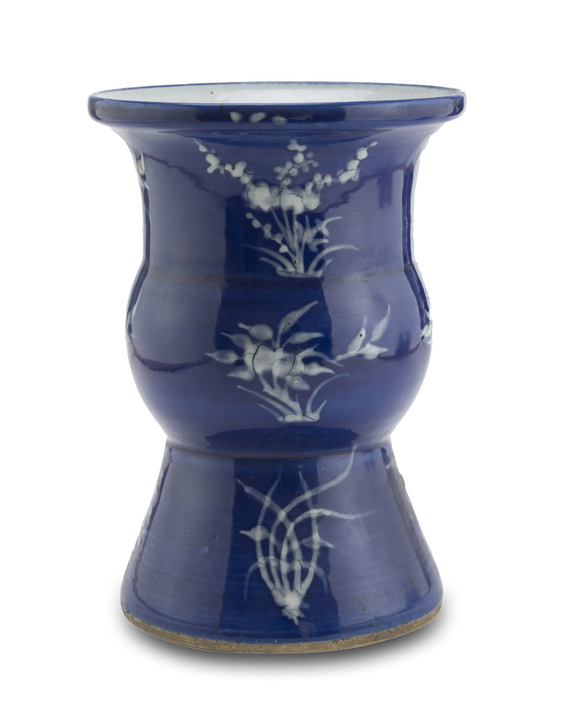 PORCELAIN VASE, CHINA 20TH CENTURY decorated with floral compositions on blue ground. Measures cm.