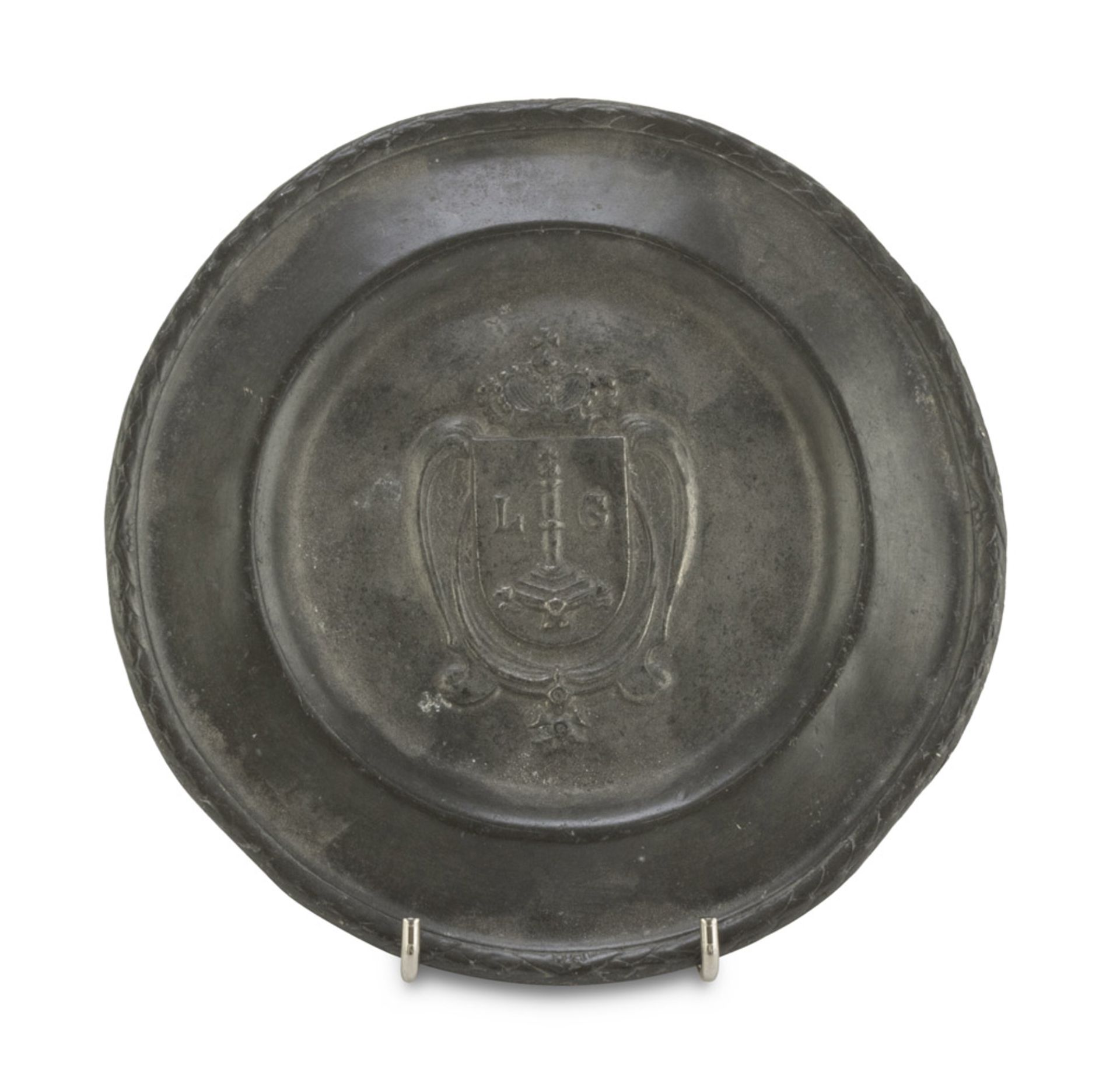 SMALL DISH IN PEWTER, END 18TH CENTURY with heraldic coat of arms, with initials 'LG.' Diameter