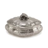 SMALL SILVER BOX, PUNCH KINGDOM OF ITALY 1872/1933 chiseled to motifs of twisted leaves. Title 800/