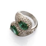 SPLENDID CONTRARIÉ RING in white gold 18 kts., with drop-shaped emeralds to the extremities and