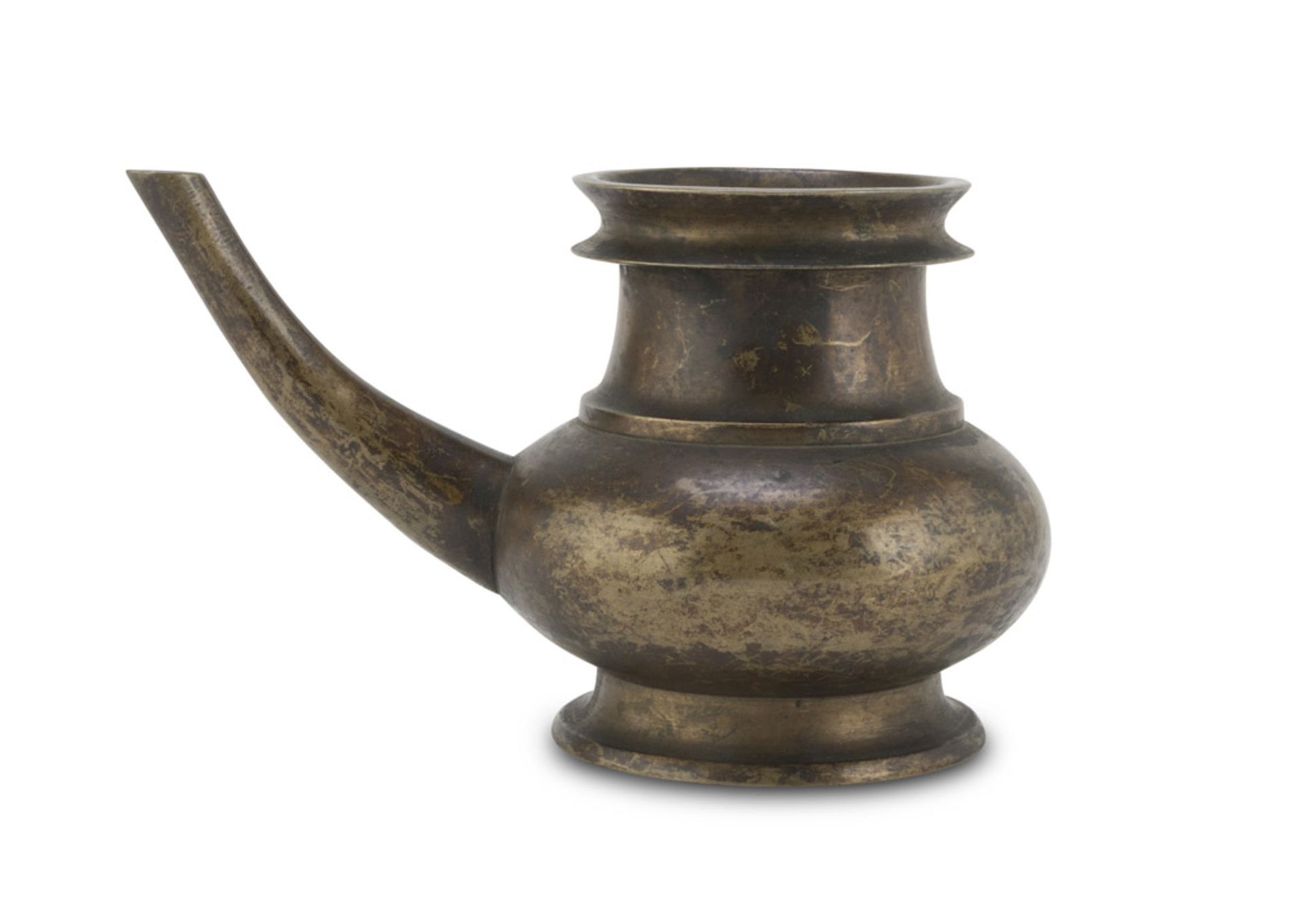 A BRONZE PITCHER, INDIA 19TH CENTURY Measures cm. 12 x 20 x 11. VERSATOIO IN BRONZO, INDIA XIX