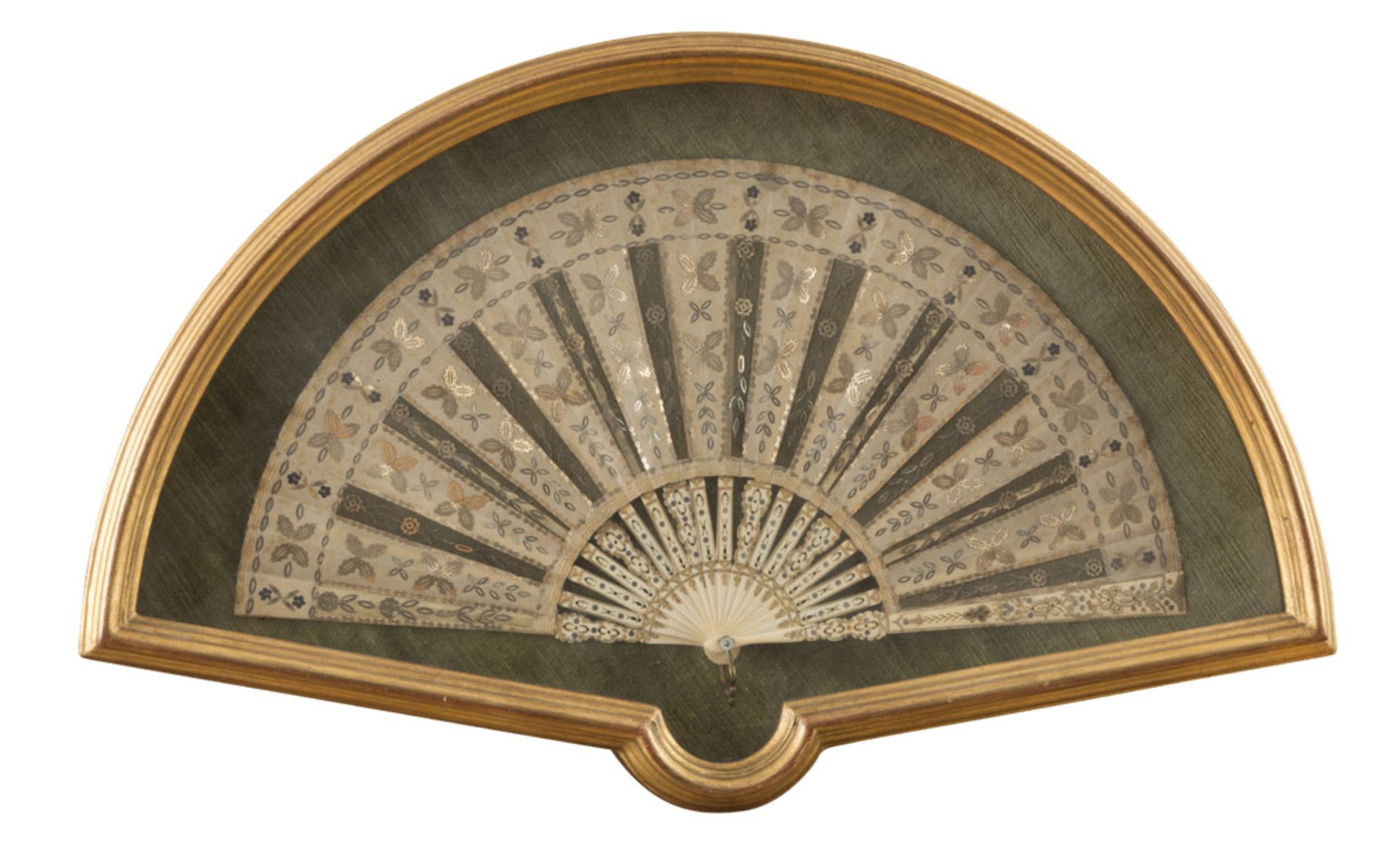 FAN, LATE 19TH CENTURY in decorated lace with ivory sticks. Measures cm. 21 x 40. In glass case.