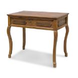 SMALL WRITING DESK IN WALNUT, PROBABLY UMBRIA 18TH CENTURY front with one drawer. Arched legs.