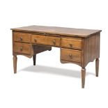 WRITING DESK IN WALNUT, CENTRAL ITALY ELEGANT 18TH CENTURY from center, to five drawers on the front