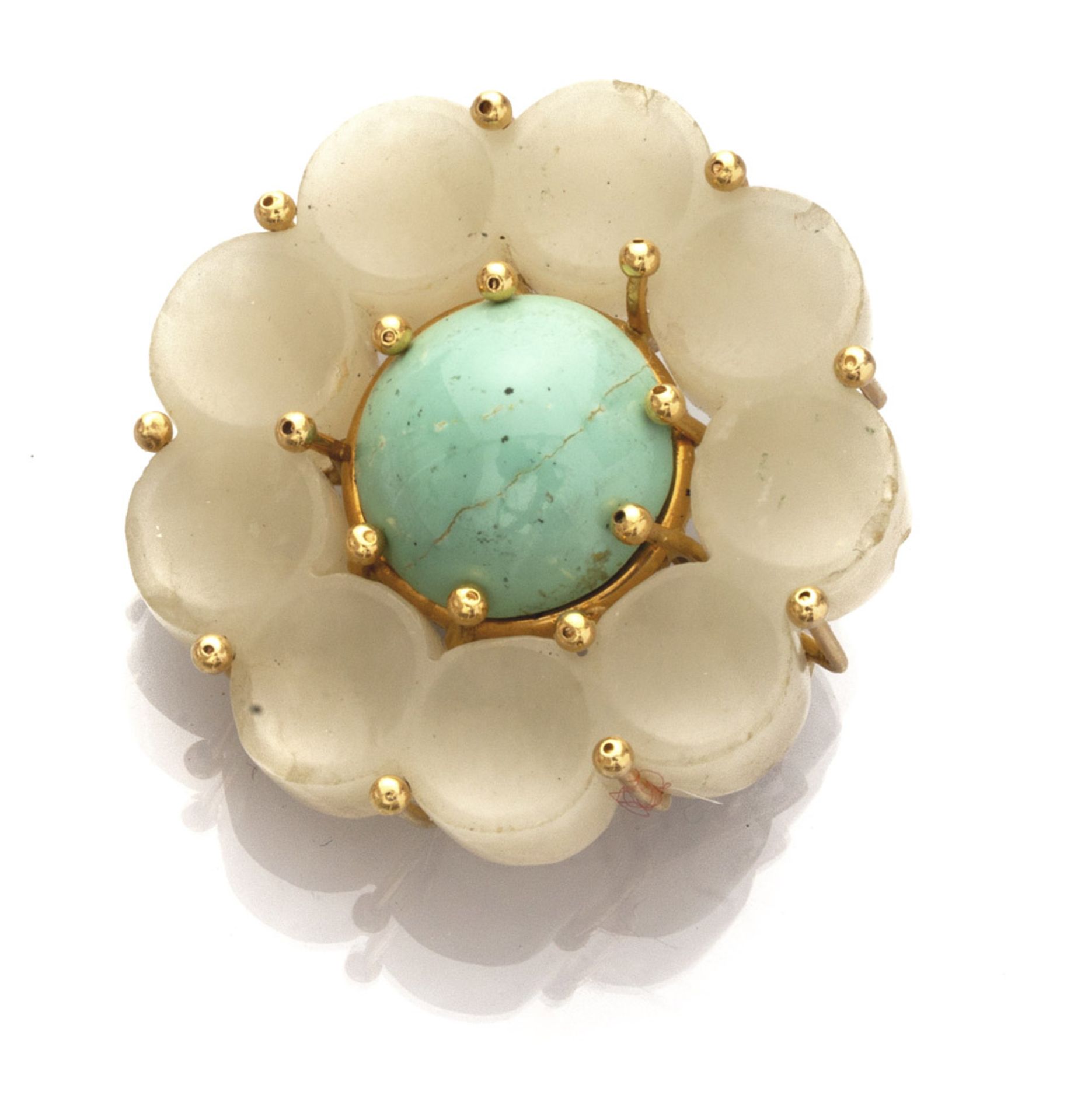 BROOCH flower-shaped with corolla in rock crystal and central turquoise, mount in yellow gold 18