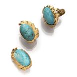 PARURE OF RING AND EARRINGS in yellow gold 18 kts. with turquoise framed by stylized leaves.