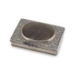 SNUFFBOX IN SILVER, EARLY 20TH CENTURY cover chiseled to motifs of roccailles and leaves, centered
