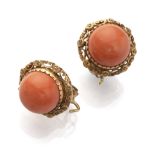 EARRINGS in yellow gold 18 kts., round shape with central pink coral. Diameter cm. 2, total weight