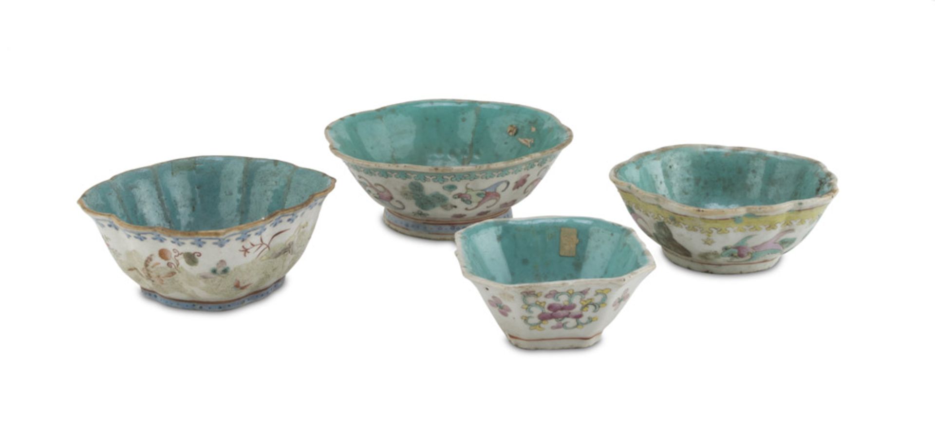 FOUR POLYCHROME ENAMELLED PORCELAIN BOWLS, CHINA EARLY 20TH CENTURY bodies decorated with fishes,