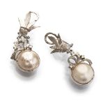 EARRINGS in gold white shaped to flowered raceme with pending cabochon pearl. Length cm. 5, total