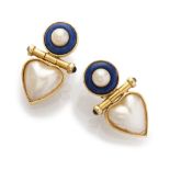 A PAIR OF EARRINGS in yellow gold 18 kts., with round elements in lapis lazuli with central pearl.