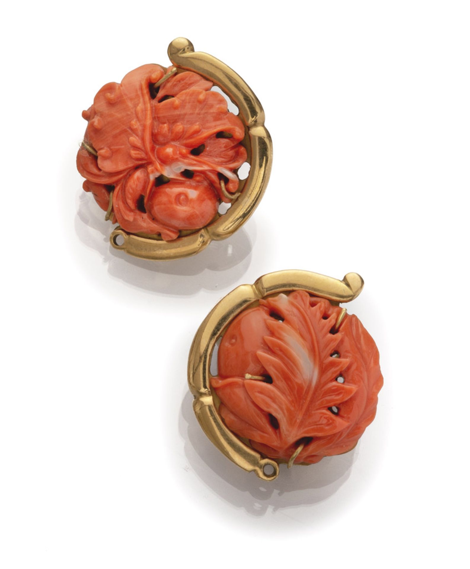 BEAUTIFUL EARRINGS with mount in yellow gold 18 kts. and corals red engraved with motif for