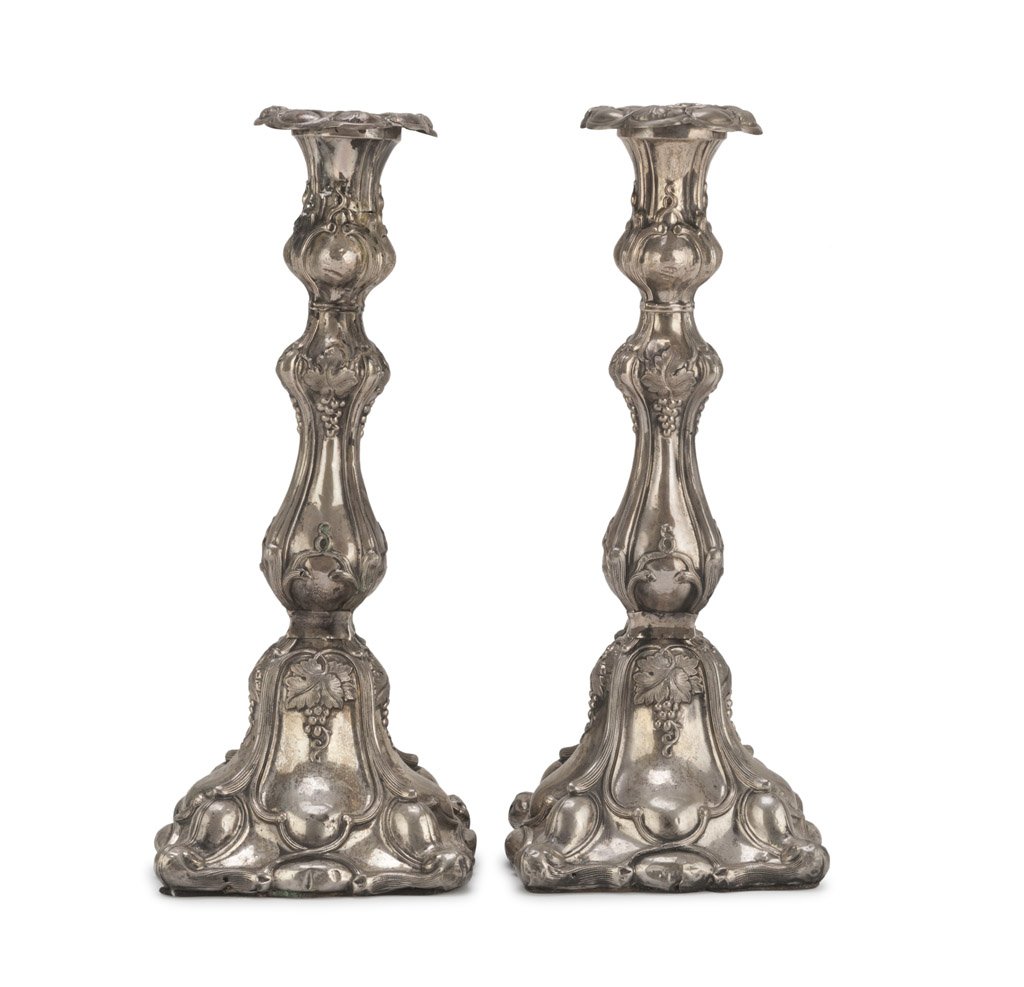 PAIR OF CANDLESTICKS IN SILVER, PUNCH KINGDOM OF ITALY 1872/1933 embossed with grapevine branches.