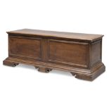 CHEST BENCH IN WALNUT, TUSCAN 17TH CENTURY with front with double reserves and leafy bracket feet.