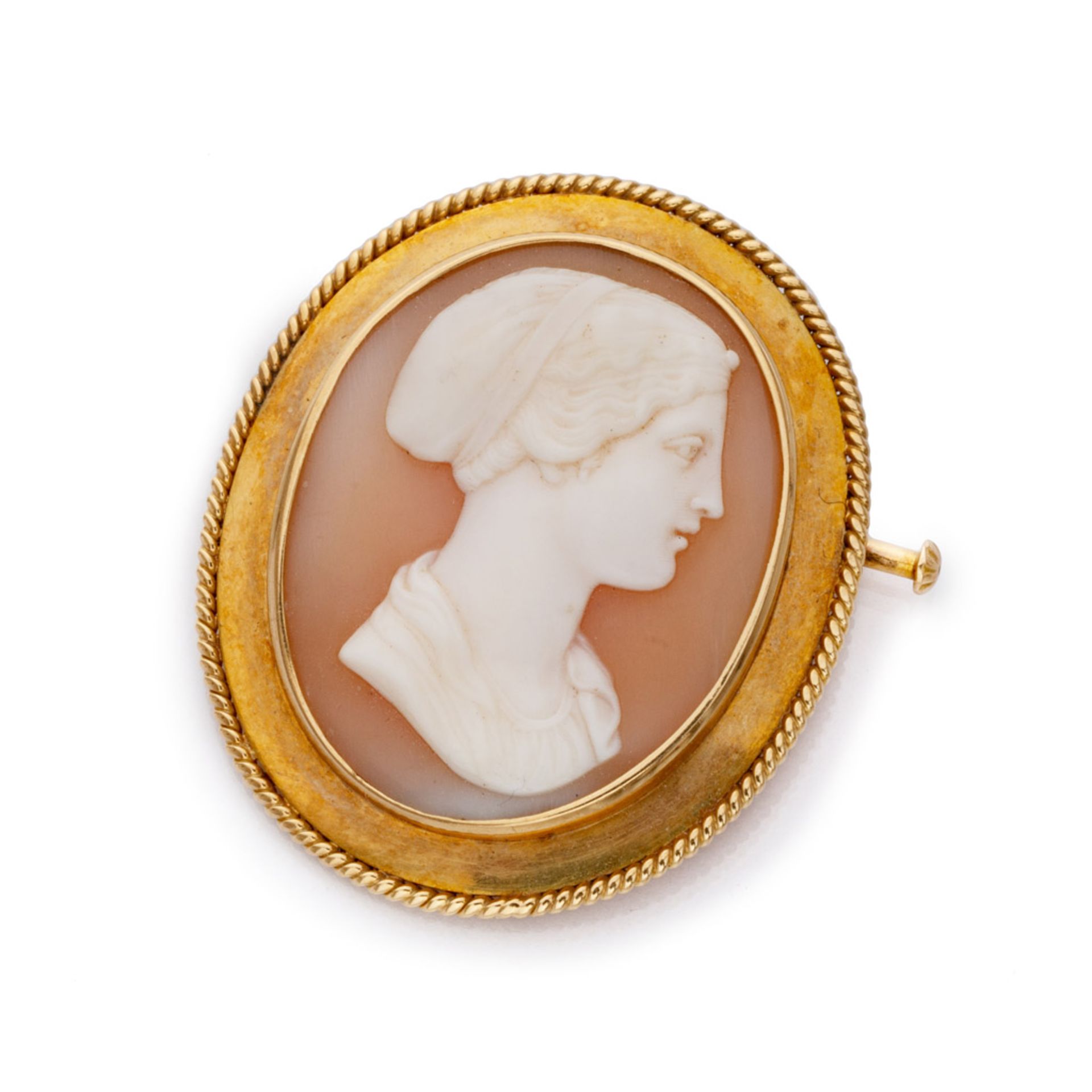 BROOCH with mount in yellow gold 18 kts., with central cameo. Measures cm. 4 x 3,3, total weight gr.