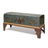 UNUSUAL CHEST BENCH IN LACQUERED WOOD, LATE 18TH CENTURY turquoise ground, painted with motifs of