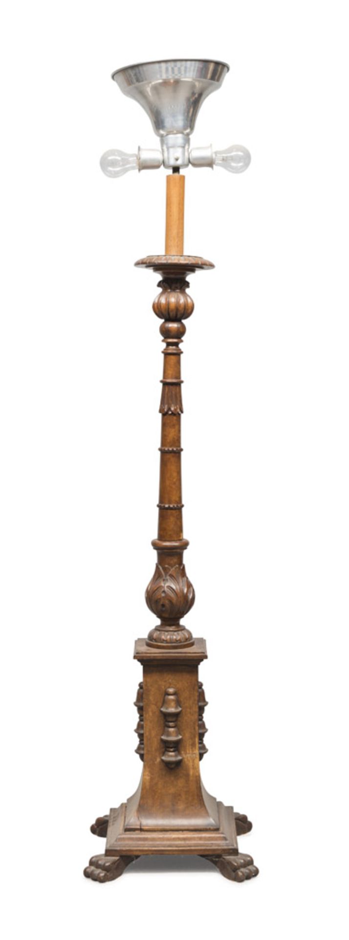 FLOOR LAMP IN WALNUT, EARLY 20TH CENTURY with leafy shaft and plinth base with claw feet. h. cm.