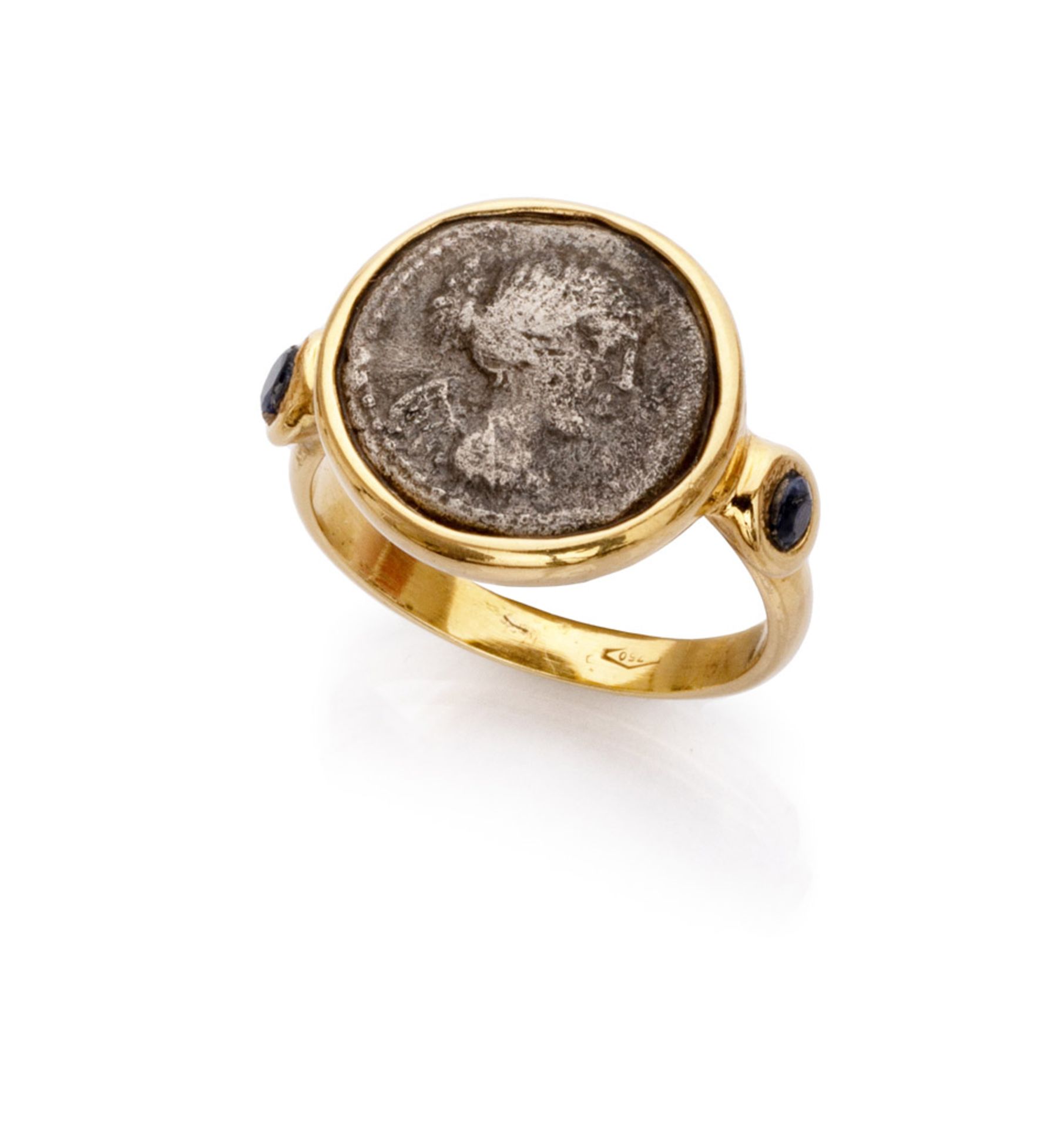 RING with mount in yellow gold 18 kts., with central antique coin and side sapphires. Sapphires