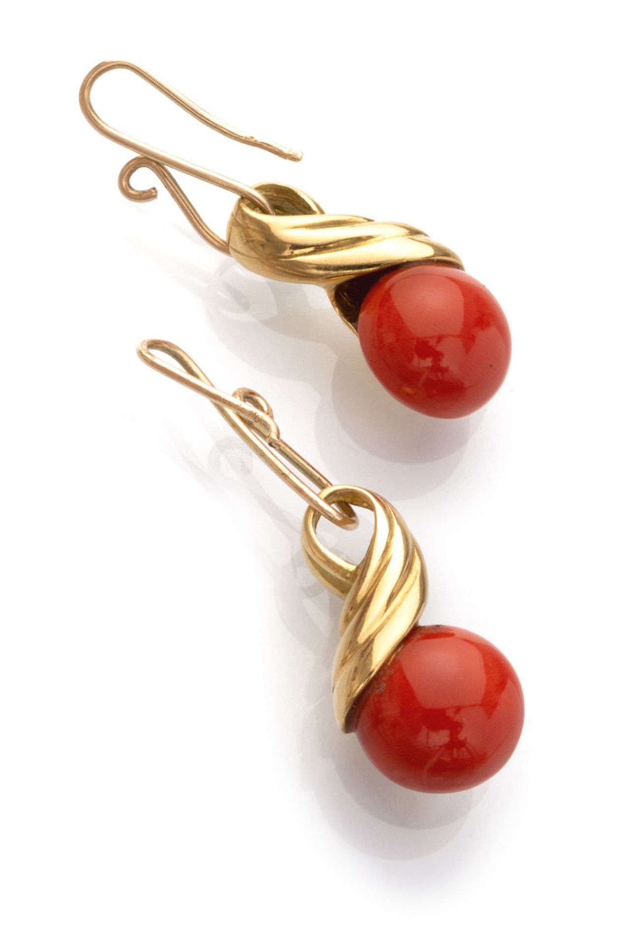 PAIR OF EARRINGS POMPEIAN STYLE in yellow gold 18 kts., with pendants in red coral. Length cm. 4,